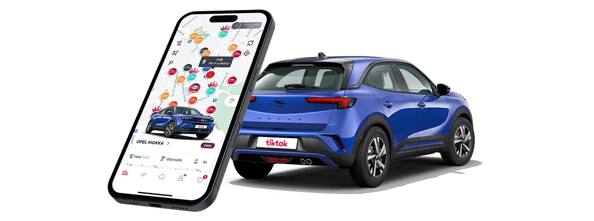 TikTak mobil uygulamasında harita üzerinde müsait araçlar gösterilirken, yanında park halinde mavi TikTak aracı yer alıyor; bu görsel TikTak’ın anlık, harita tabanlı araç bulma ve kiralama kolaylığını simgeliyor.