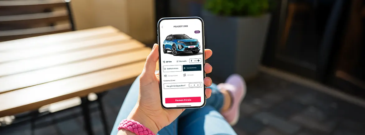 TikTak mobil uygulaması üzerinden günlük araç kiralama ekranını inceleyen bir kullanıcı, sadece birkaç tıklamayla bürokrasisiz ve temassız kiralama deneyiminin keyfini çıkarıyor; bu görsel, TikTak’ın geleneksel araç kiralama uygulamalarından farkını dijital kolaylıkla vurguluyor.