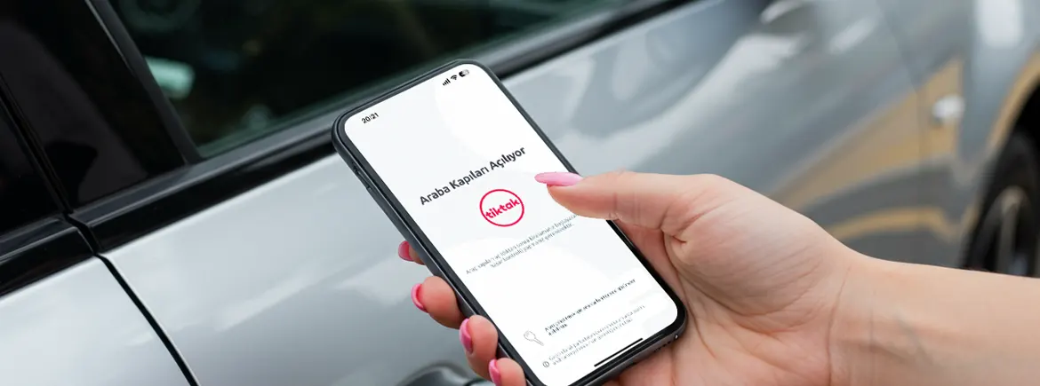 Bir kişinin elinde tuttuğu akıllı telefon ekranında 