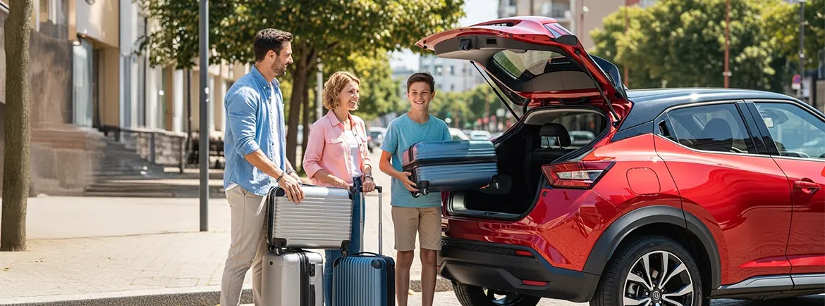 Valizlerini TikTak aracına yerleştiren bir aile, tatil yolculuğuna çıkmaya hazırlanıyor; bu sahne, TikTak araç kiralama uygulaması ile yapılan ileri tarihli günlük rezervasyonların ailece seyahat planlarını nasıl kolaylaştırdığını gösteriyor.