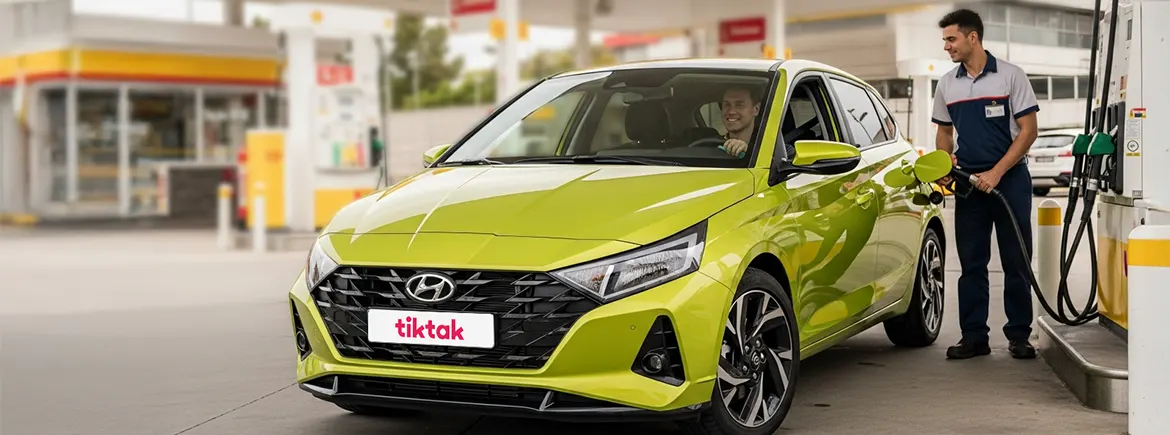TikTak araç kiralama uygulamasıyla kiralanan Hyundai araca benzin istasyonunda yakıt dolumu yapılırken