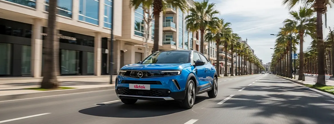 mir araç kiralama seçenekleriyle TikTak, şehrin sahil yollarında günlük, saatlik ve dakikalık esnek kullanım imkanı sunan mavi Opel SUV modeli.