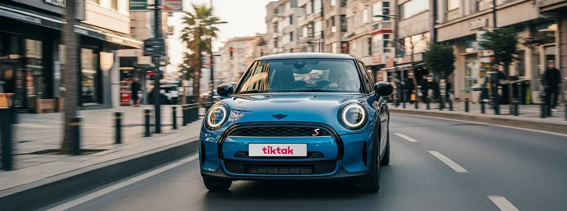 TikTak ile kiralanmış, caddede seyir halinde Mini Cooper markalı araç