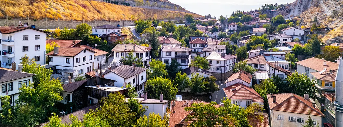 Ankara çevresi gezilecek yerler arasında tarihi Beypazarı evleri, araba ile günübirlik geziler için ideal rota.