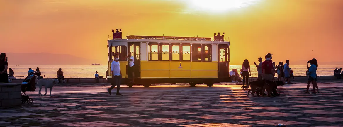 İzmir Alsancak sahilinde gün batımında tramvay manzarası, İzmir’de gezilecek yerler arasında en popüler sahil rotalarından biri.