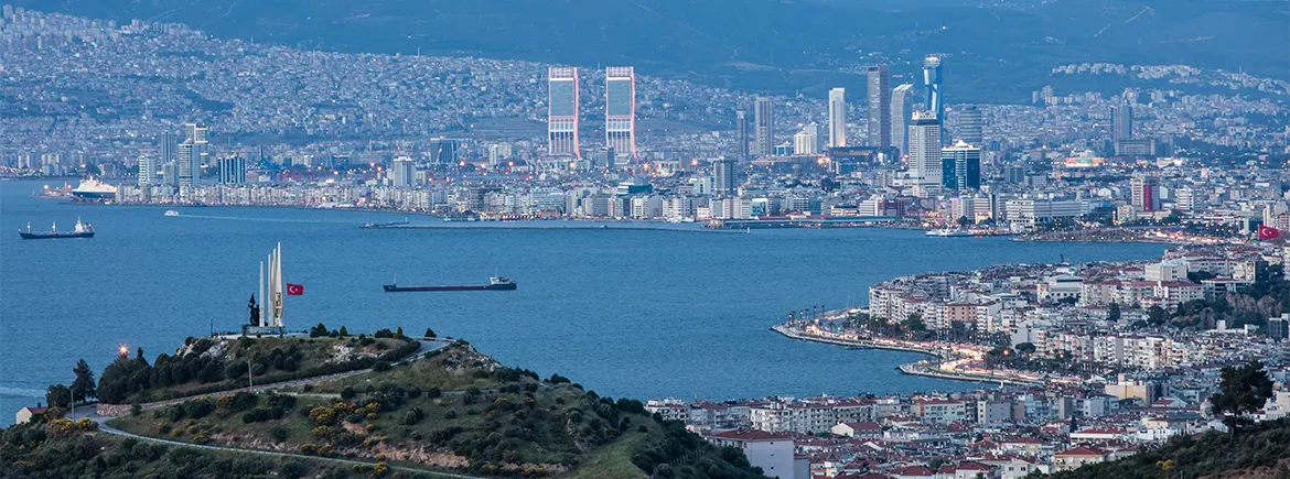 Balçova gezilecek yerler arasında öne çıkan teleferik hattı ve İzmir Körfezi panoraması, İzmir’de doğal güzellikler ve şehir manzarası deneyimi.