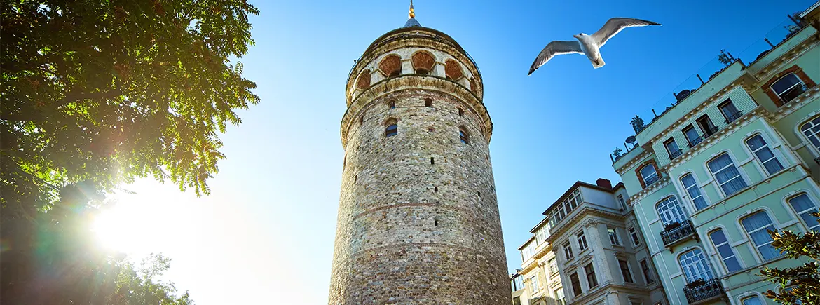 İstanbul gezilecek yerler listesinde öne çıkan Galata Kulesi, tarihi yapısıyla arabayla ulaşılabilecek en popüler turistik noktalar arasında.