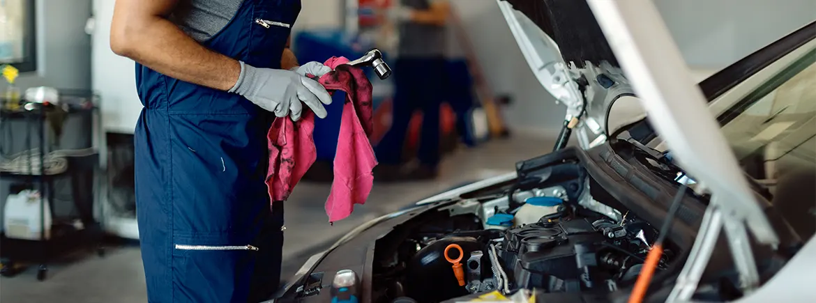 Aracın motor bölümünde yapılan bakım sırasında yakıt tasarrufu tüyoları için kontrol edilen detaylar – şehir içi yakıt ekonomisi ve benzin az yakan sürüş ipuçları.