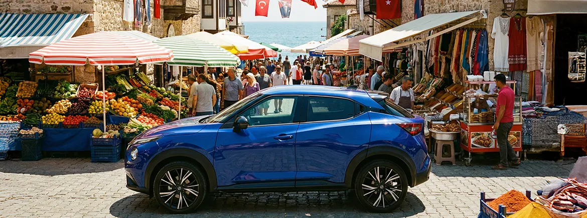 Yazlıkta tatil yaparken yerel çarşıda park edilmiş TikTak aylık kiralık araç – uzun dönem kullanımda ihtiyaçlara göre otomobil büyütme özgürlüğü sunan aylık araç kiralama deneyimi.