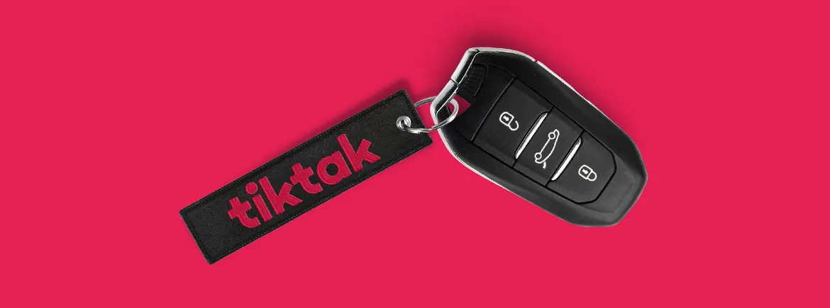 Tiktak logolu anahtarlık ile araç anahtarı – evraksız 30 günlük araç kiralama ve hızlı teslimat kolaylığı.