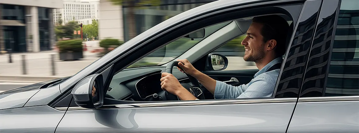 TikTak provizyon iadesi ne zaman yatar sorusuna şeffaf yanıtlar sayesinde endişesizce gri araç kullanan mutlu sürücü.