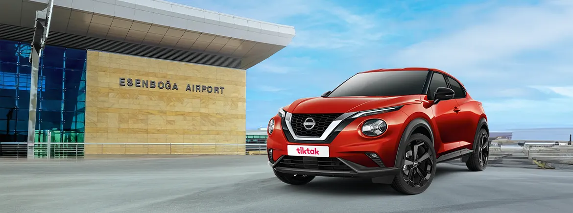 Esenboğa Havalimanı önünde duran TikTak aracı. Ankara araç kiralama süreçlerini ve Esenboğa Havalimanı transferlerini kolaylaştırıyor.