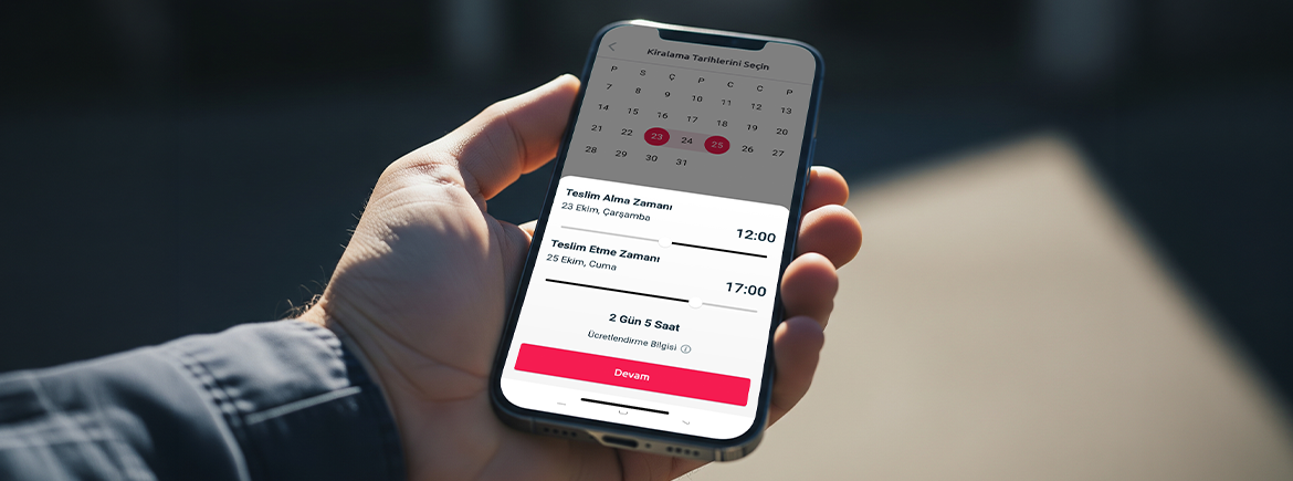Akıllı telefonunda TikTak uygulamasından Ramazan Bayramı için araç rezervasyonu yapan genç bir erkek