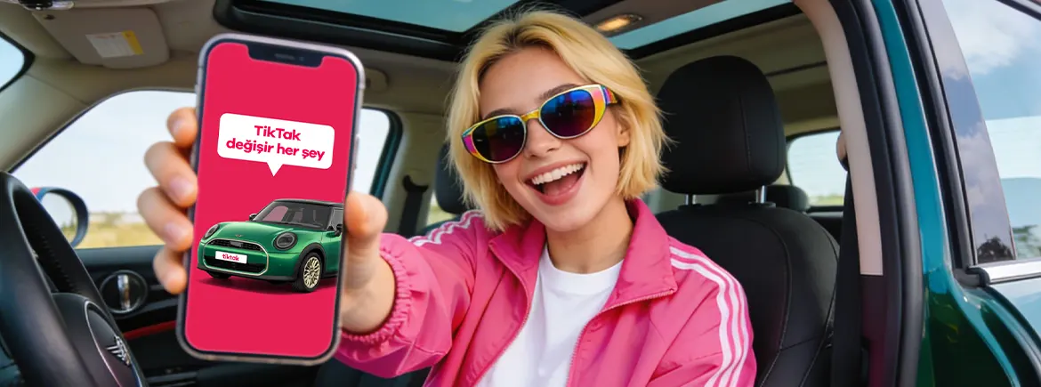 TikTak logolu bir araç, bayramda işlek bir şehir meydanında kolayca park edilmiş