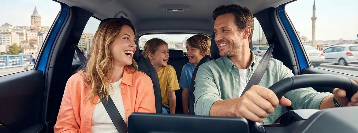 Ramazan Bayramı'nda TikTak aracıyla şehir içinde neşeyle seyahat eden aile