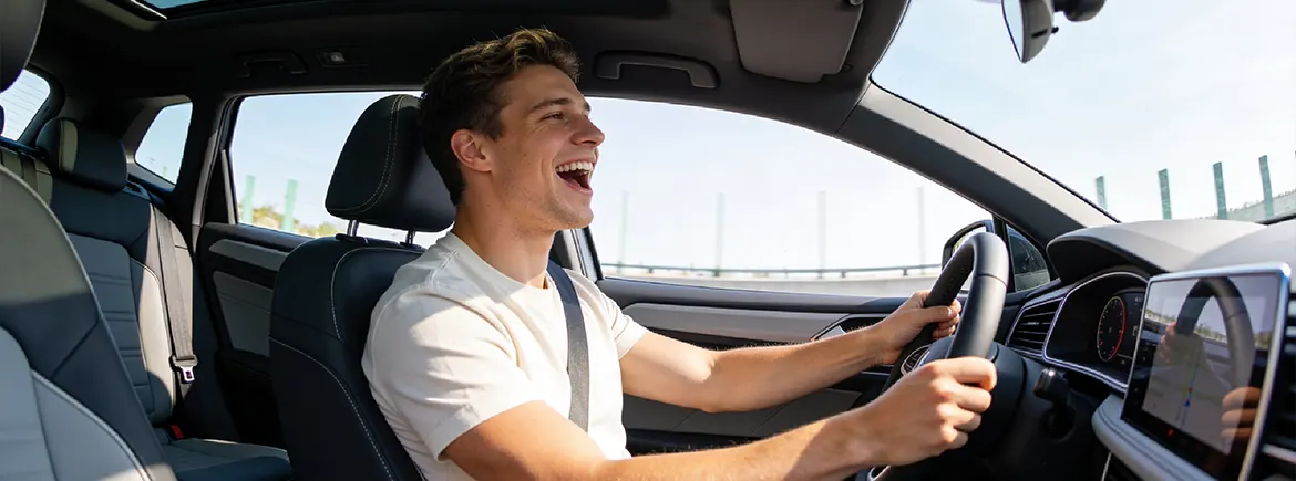 TikTak ile araba kiralama hizmetini keyifleye deneyimleyen mutlu genç erkek