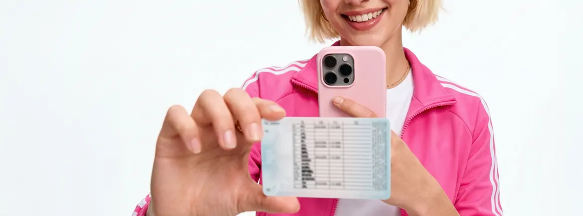 Araba kiralamak için TikTak uygulaması üzerinden ehliyet fotoğrafı yükleyen TikTak üyesi