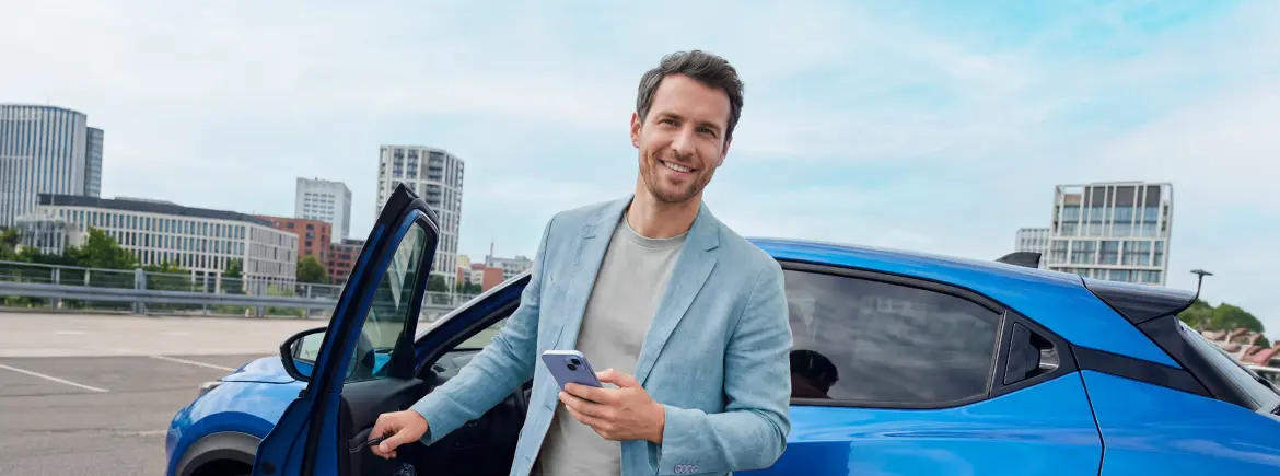 Kullanıcı TikTak aracının kapısını akıllı telefon uygulamasıyla açıyor