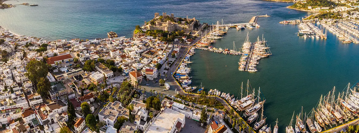 Bodrum Kalesi kuş bakışı görünümü. TikTak ile Bodrum'da araç kiralayarak birçok noktaya konforlu seyahat edebilirsiniz.