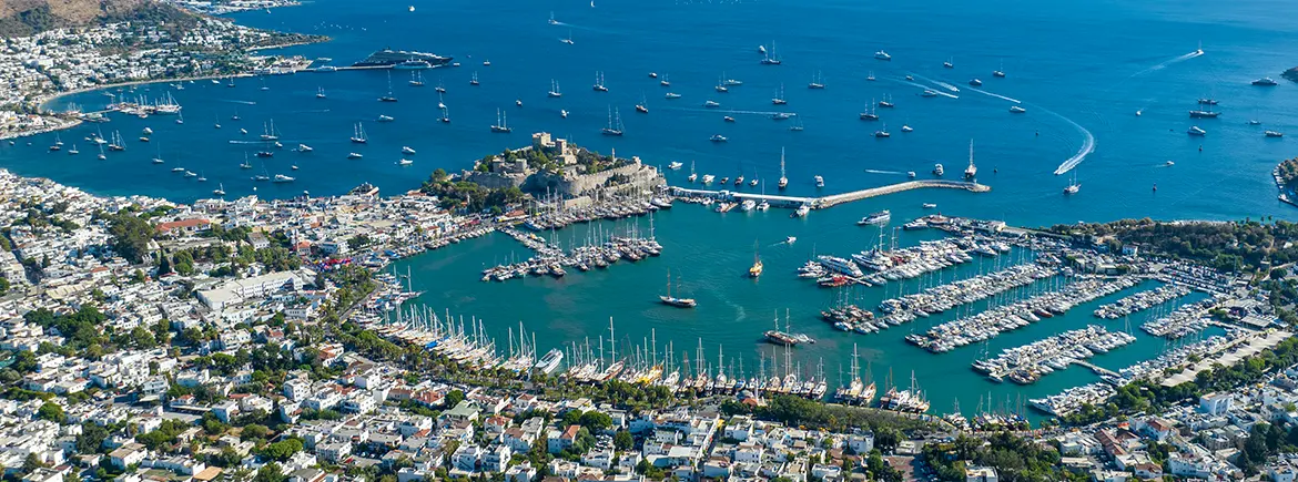 Bodrum Marina kuş bakışı görünüm. TikTak ile Bodrum Havalimanı'nda dilediğiniz aracı kiralayabilir ve Bodrum Marina'ya konforlu şekilde ulaşabilirsiniz