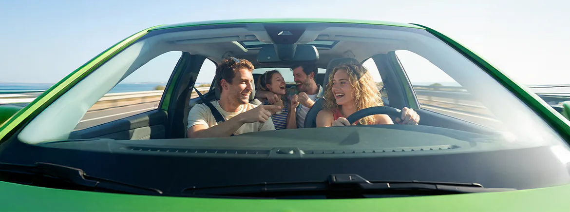 kiralık TikTak aracı içerisinde seyahat eden çiftler