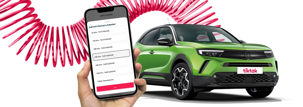 TikTak araç kiralama uygulaması üzerinden günlük kiralama paketleri seçimini gösteren ekran ve indirimli kilometre seçenekleriyle dikkat çeken yeşil Opel araç görseli.