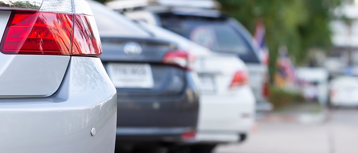 Bir otoparkta arka arkaya sıralanmış araçlar yakın plandan görüntüleniyor; TikTak, bu gibi şehir içi noktalarda anlık araç kiralama imkanı sunarak bireysel ve kurumsal kullanıcıların ihtiyacına hızlı çözüm getiriyor.